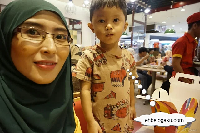 Ibu dan anak lelaki bisnes-makanan-dari-rumah